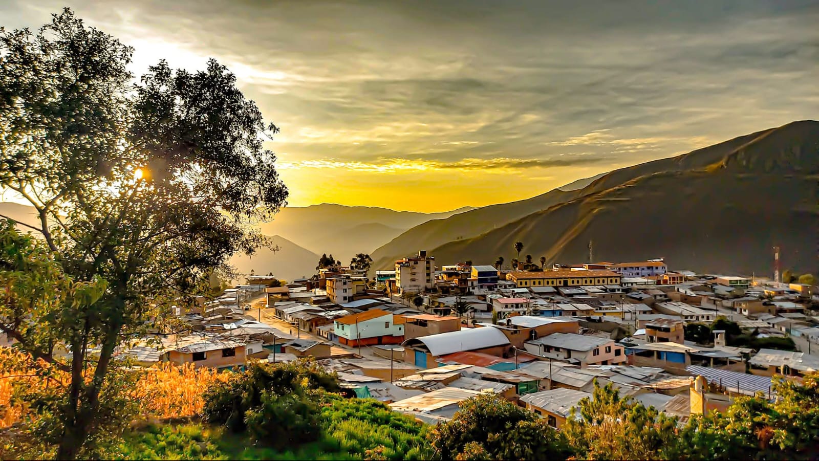Atardecer sobre el distrito de Cajacay