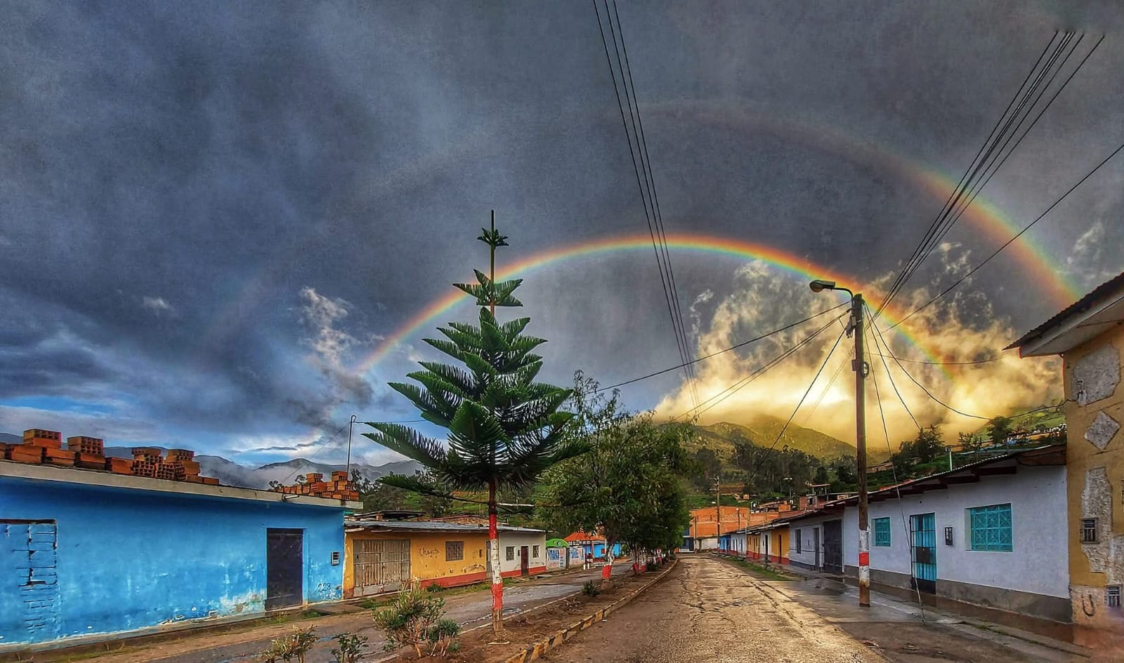 Arco iris sobre las calles del distrito de Cajacay